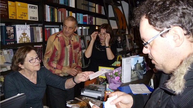 Fotografie ze slavnostnho pedstaven knihy ivoty Evy L., kter se uskutenilo v praskm Centru Franze Kafky. Eva Erbenov sed na snmku vlevo.