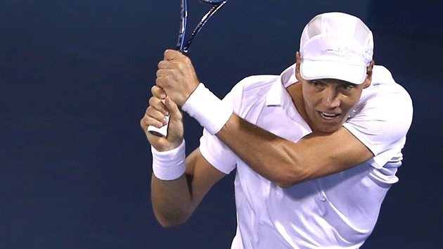 Tom Berdych bhem semifinle v Dubaji proti Rogeru Federerovi.