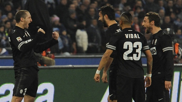 Fotbalist Juventusu oslavuj gl. Vlevo jeho autor Giorgio Chiellini.
