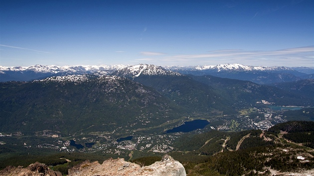 Pohled na dol a Whistler z vrcholu stejnojmenn hory