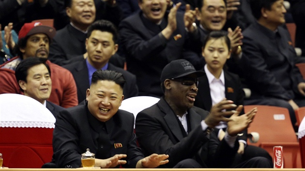 JAKO BRATI. Nkdej slavn basketbalista Denis Rodman navtvil v Pchjongjangu severokorejskho dikttora Kim ong-Una. Spolu se podvali i na basketbalov zpas. 