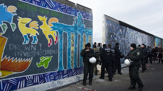 Policist hldaj st Berlnsk zdi, kterou stavai bourali. 