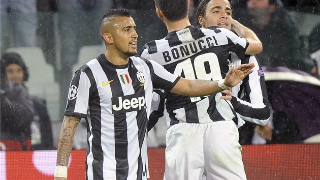 OSLAVA STAR DMY. Fotbalist Juventusu se raduj z glu Alessandra Matriho (vpravo).