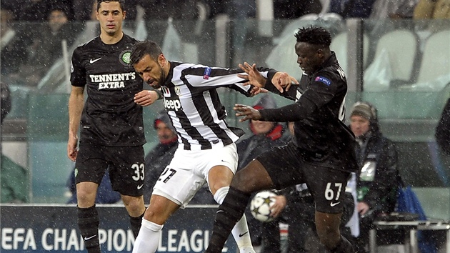 KDO BUDE SP̊NJ? Fabio Quagliarella z Juventusu svd souboj s Victorem Wanyamou ze Celtiku Glasgow (vpravo).