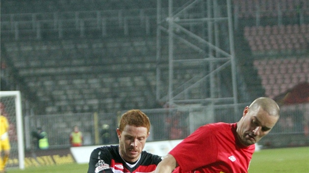 HRA TĚLEM. Brněnský útočník Petr Švancara (vpravo) si kryje míč před slávistou Marcelem Gecovem.