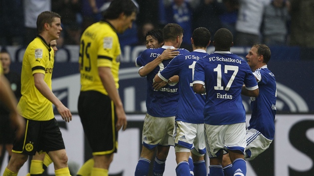 DERBY JE NAE! Fotbalist Schalke se raduj z glu proti rivalovi z Dortmundu.
