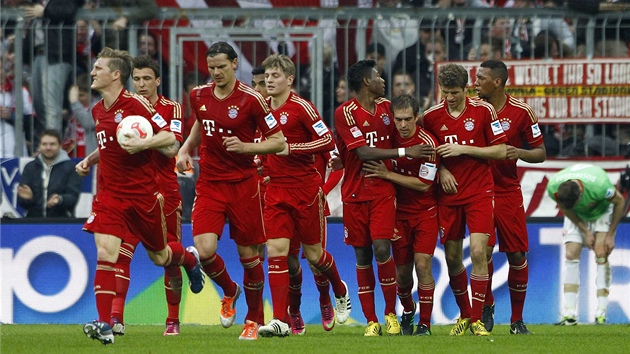 VYROVNN. Fotbalist Bayernu Mnichov oslavuj gl tonka Thomase Mllera (druh zprava), kterm vyrovnali proti Dsseldorfu na 1:1.