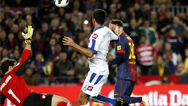 LET DO ST. Barcelonsk fotbalista Lionel Messi posl m do brny La Coruni.
