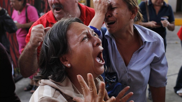 Truchlc Venezuelan pot, co se dozvdli o skonu Chveze (5. bezna 2013)