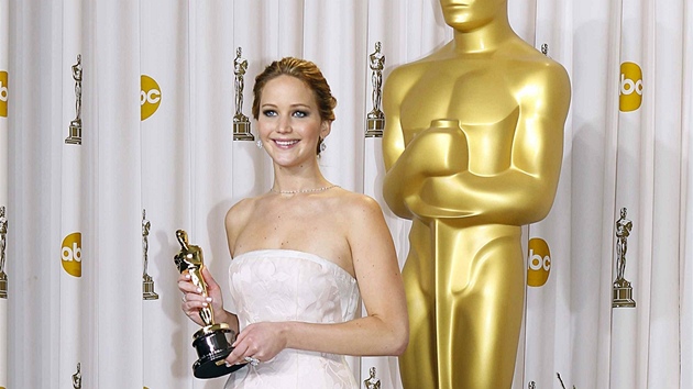 Jennifer Lawrencov na Oscarech 2013 pzuje fotografm se zlatou sokou.