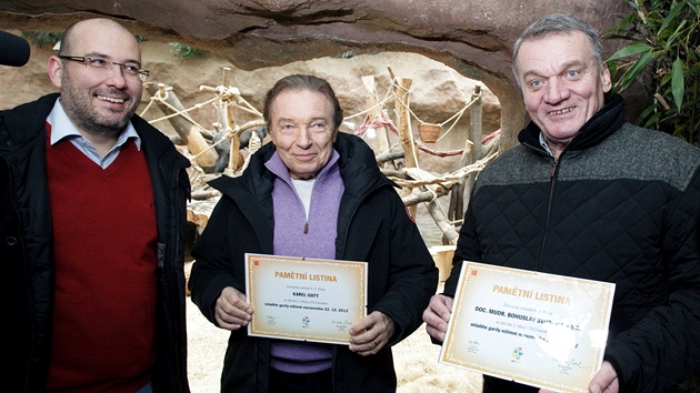 Miroslav Bobek, Karel Gott a Bohuslav Svoboda na křtu gorilího samečka Nuru (3. března 2013)