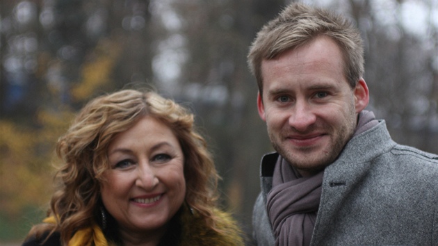 Halina Pawlowsk� a re�is�r V�t Karas b�hem nat��en� dokumentu Tajemstv� rodu Haliny Pawlowsk�