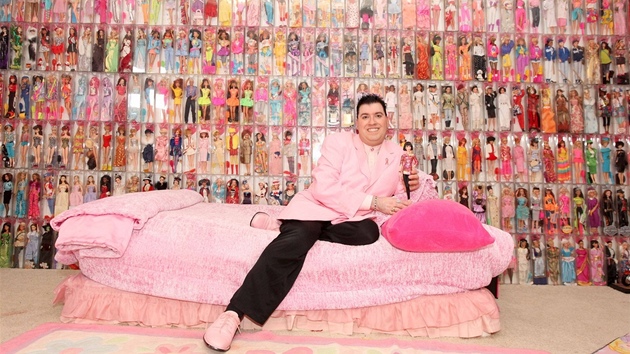 Stanley Colorite miluje panenky Barbie.