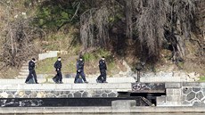 Policisté prohledávají �eku i b�ehy Vltavy.