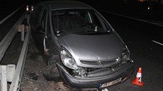Citroen, který ena zapomnla zabrzdit, se rozjel, zablokoval R4 a zpsobil