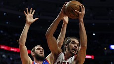 Joakim Noah (vpravo) z Chicaga a Spencer Hawes z Philadelphie.