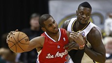 Chris Paul (vlevo) z  Los Angeles Clippers se snaí prosadit pes urputn