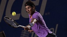 Rafael Nadal v Acapulcu. V prbhu turnaje s pehledem zdolal vechny soupe a