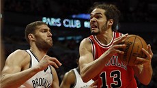 Joakim Noah (vpravo) se ene do útoku, zastavit ho chce Brook Lopez.
