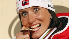 Marit Björgenová se zlatou medailí ze závodu na 30 km volně na světovém
