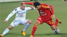 Úto�ník Slovácka J�í Skalák (vlevo) a obránce Dukly Tomislav Bo�i�. 