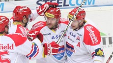 Bud�jovický Vladimír �koda (druhý zprava) p�íjmá gratulace spoluhrá��  ke