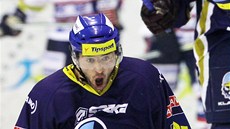 Lotyšský hokejista  Koba Jass klečí a křičí radostí. Právě jeho gól poslal