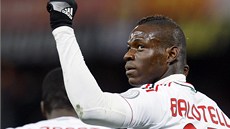 Mario Balotelli z AC Milán slaví sv�j gól na h�i�ti FC Janov.
