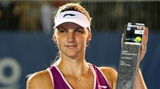 VÍTZNÁ TROFEJ. eská tenistka Karolína Plíková se chlubí cenou pro vítzku