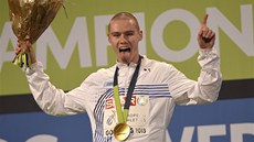 ZLATO. Tradin s vyplazeným jazykem  pózuje eský bec Pavel Maslák pi