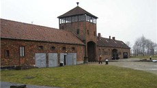 Vchod do tábora Osvtim-Birkenau