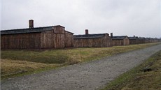 Nápis Práce osvobozuje nad vstupní branou do koncentraního tábora v Osvtimi.