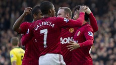 VEDEME! Fotbalisté Manchesteru United se radují z gólu, který do sít Norwiche