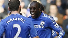 GÓL! Demba Ba se raduje ze své trefy se spoluhrái z Chelsea.