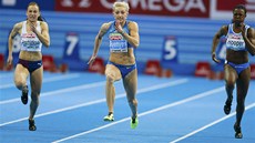 Česká sprinterka Barbora Procházková (vlevo) při běhu na 60 metrů na halovém
