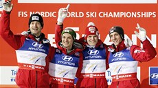 VÍT�ZNÉ KVARTETO. Sout� tým� na mistrovství sv�ta ve Val di Fiemme ovládli
