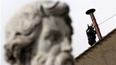 Sixtínská kaple dostala v sobotu nový komín