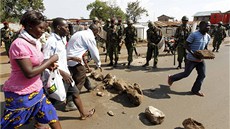 Píznivci neúspného kandidáta o post prezidenta Raila Odingy vyli do ulic.