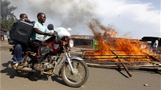 Píznivci neúspného kandidáta o post prezidenta Raila Odingy vyli do ulic.