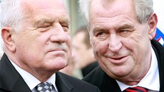 Oba prezidentské páry, konící Klausovi i nastupující Zemanovi, uctili památku...