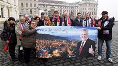 Píznivci Miloe Zemana dorazili k Praskému hradu podpoit nového prezidenta....