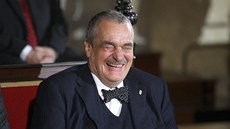 Karel Schwarzenberg se p�i Zemanov� inauguraci dob�e bavil. Rozesmál ho Zeman�v útok na média p�i projevu.