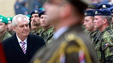 Prezident Miloš Zeman prochází kolem vojáků na třetím nádvoří Pražského hradu.