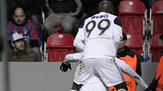 GÓOOL St�elec Pierre Webó z Fenerbahce d�kuje spoluhrá�i Moussa Sowovi, který