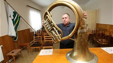 Místostarosta Lesonic Miroslav Dohnal ukazuje n�které z nástroj�, je� se zatím