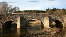 Historický most v Ronov nad Sázavou nyní slouí spí jan jako podpra pro provizorní devnou lávku. Zahájení oprav, které by mu mly vrátit pvodní podobu, brání spor dvou odbor jediného úadu.