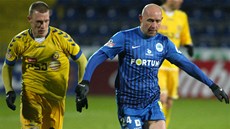 Liberecký Ji�í �tajner (v modrém) se sna�í utéct Karolu Karlíkovi z Jihlavy.