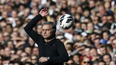 Trenér José Mourinho z Realu Madrid sleduje své svence.