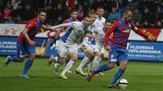 Plzeňský David Limberský zahrává penaltu.