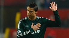 Cristiano Ronaldo z Realu Madrid dkuje fanoukm Manchesteru United, za který...